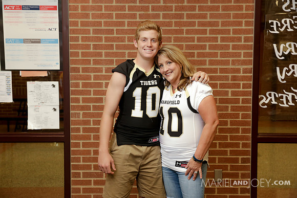 20170811-MHS-FOOTBALL-SENIORS&MOMS-12