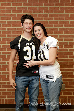 20170811-MHS-FOOTBALL-SENIORS&MOMS-19