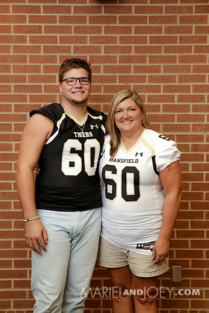 20170811-MHS-FOOTBALL-SENIORS&MOMS-3