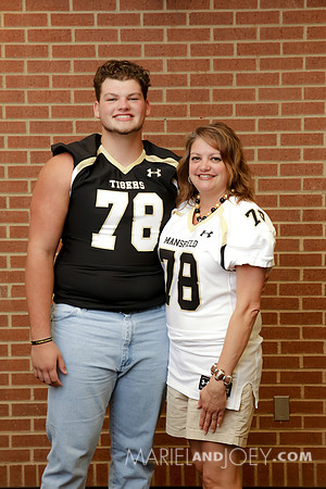 20170811-MHS-FOOTBALL-SENIORS&MOMS-7